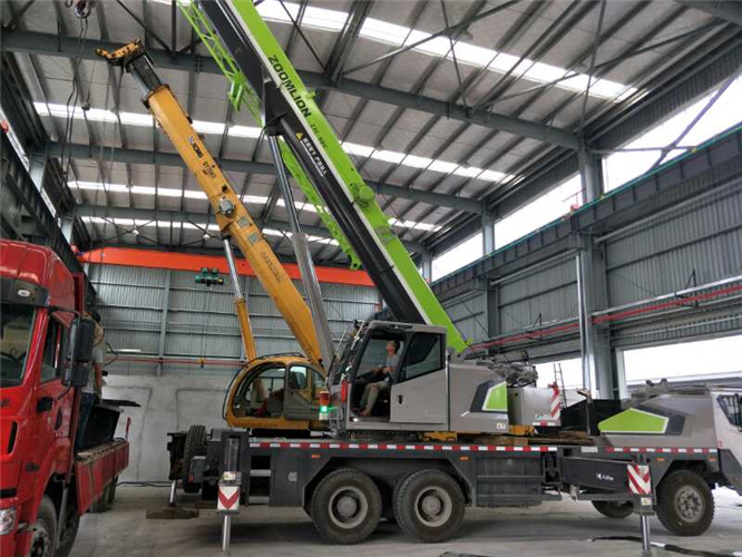 胡杨河市高空车出租需要注意哪些安全事项？