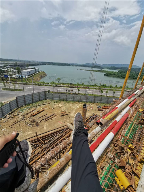 胡杨河市作业中发生设备损坏或人员意外，责任怎么划分？