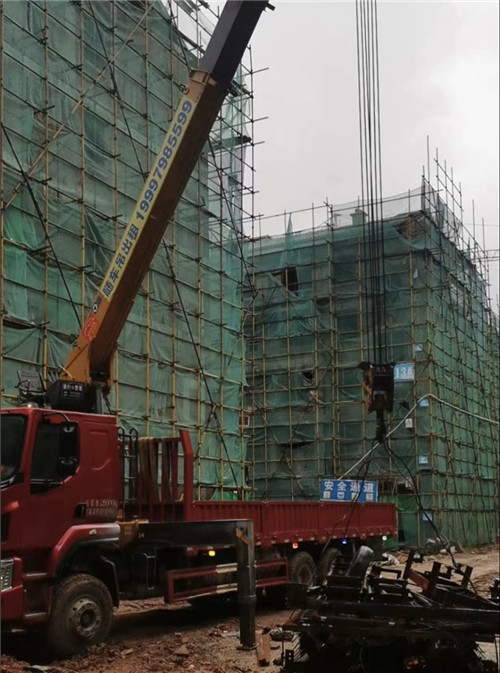 胡杨河市“慢工细活”—— 吊车的 “微动控制” 技术