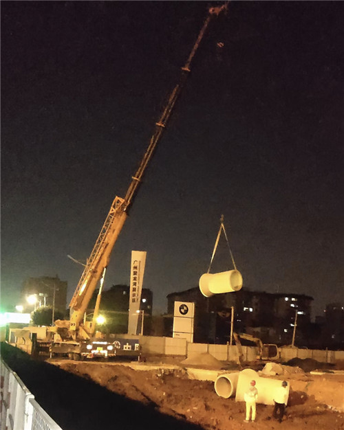 胡杨河市“弯臂矫正”—— 吊车的 “形变补偿” 技术