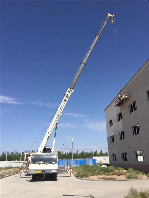 胡杨河市“轻装强干”—— 吊车的 “轻量化臂架” 技术