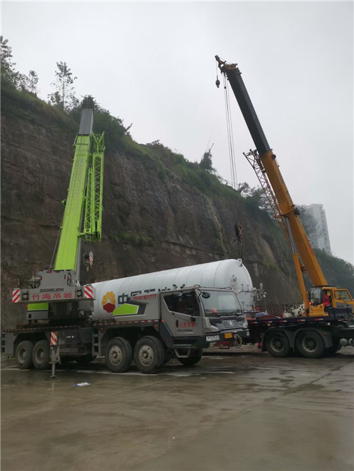 胡杨河市“不怕风雨冻”—— 吊车的 “恶劣环境适应” 技术