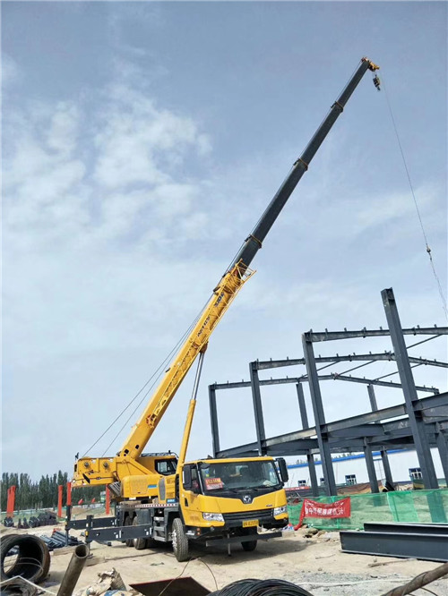 胡杨河市超高层建筑钢结构吊装案例